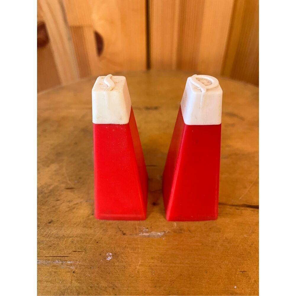 Vintage red pyramid plastic salt and pepper shakers (6835)